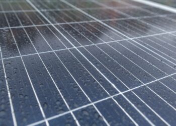 Mokslininkai sukūrė neįprastą saulės bateriją: ji gali gaminti elektrą net lyjant