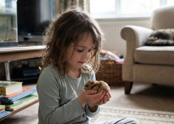 Netikėtas tyrimas: katės ir žiurkėnai vaikų emocinei sveikatai daro skirtingą poveikį