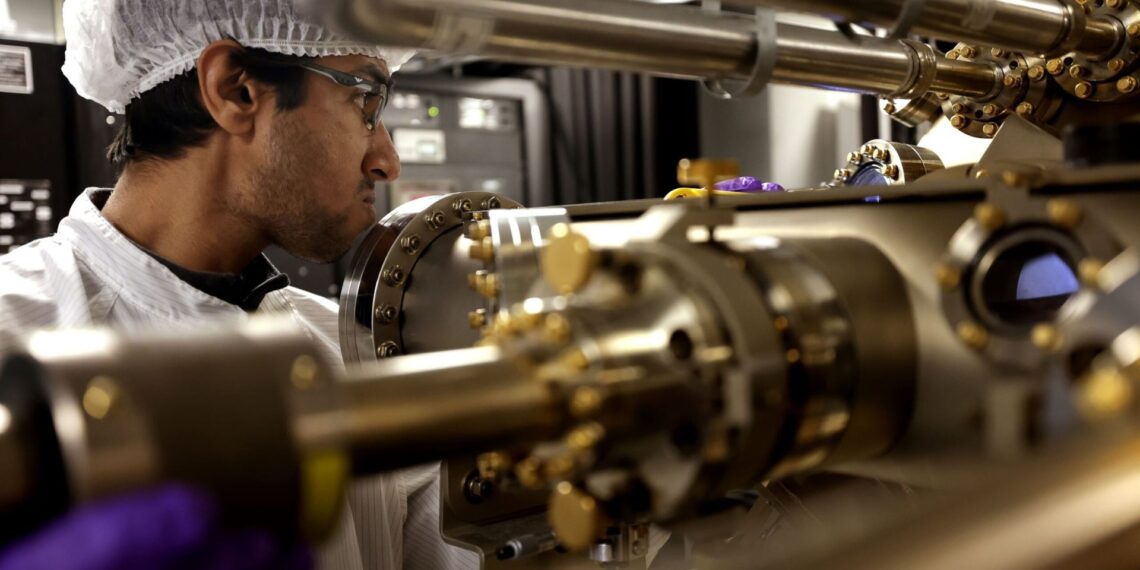 Mokslininkai sukūrė naują medžiagą, galinčią efektyviau gaminti vandenilį iš saulės šviesos ir vandens