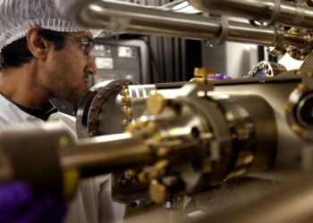 Mokslininkai sukūrė naują medžiagą, galinčią efektyviau gaminti vandenilį iš saulės šviesos ir vandens