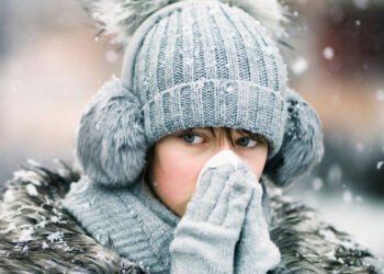 Ar tikrai galime jausti šaltį „kauluose“?Mokslininkas paaiškina, kas vyksta kūne