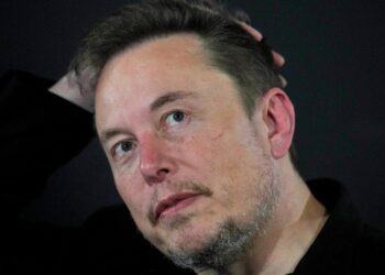 Ar Muskas keičia kursą? „SpaceX“ taikosi į Mėnulį