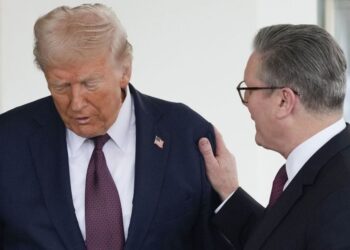 Slaptas skambutis po Ženevos aklavietės: apie ką kalbėjosi Starmeris ir Trumpas?