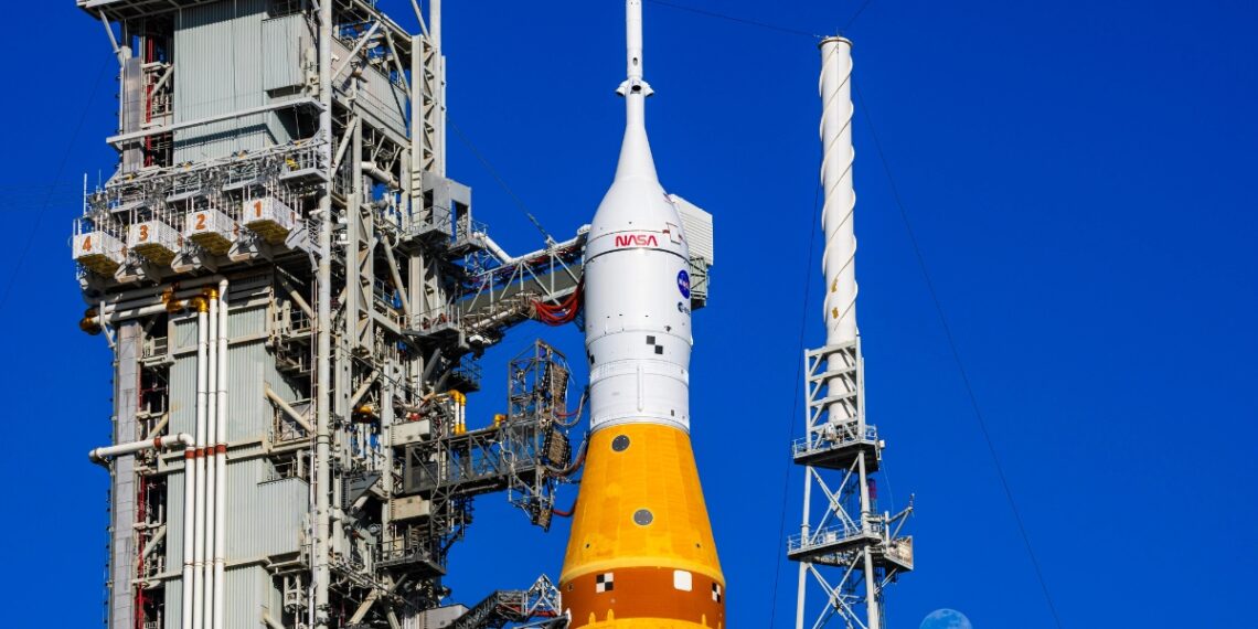 NASA milžiniška Mėnulio raketa vėl susiduria su problemomis prieš startą