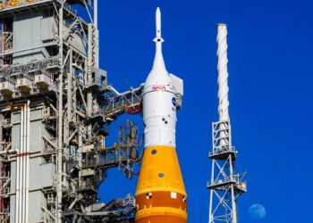 NASA milžiniška Mėnulio raketa vėl susiduria su problemomis prieš startą