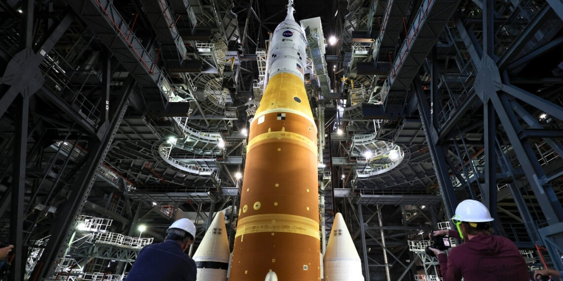 Įgulos misija į Mėnulį atidėta: nustatytas techninis gedimas