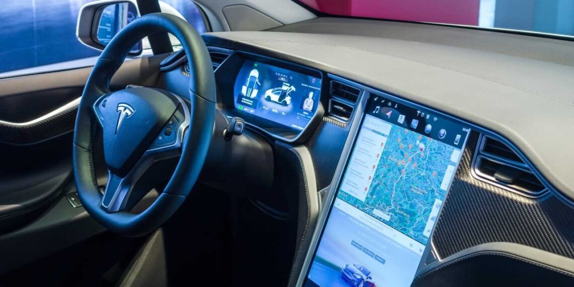 Naujas ADAC testas šokiruoja: šiuolaikinių automobilių ekranai kelia pavojų vairuotojams