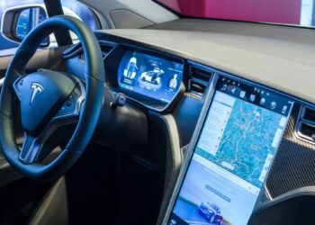 Naujas ADAC testas šokiruoja: šiuolaikinių automobilių ekranai kelia pavojų vairuotojams