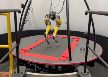 Didelis proveržis robotikoje: humanoidiniai robotai pradėjo vaikščioti gerokai stabiliau