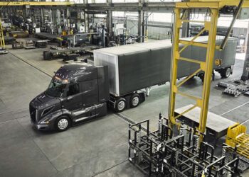 Naujas „Volvo VNR“ nuriedėjo nuo konvejerio: ar tai naujas etapas sunkvežimių rinkoje?