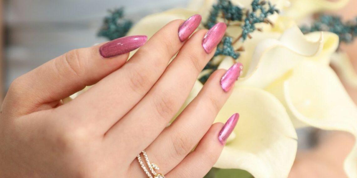 Socialiniai tinklai pamišę dėl „chrome“ efekto: nauja manikiūro era