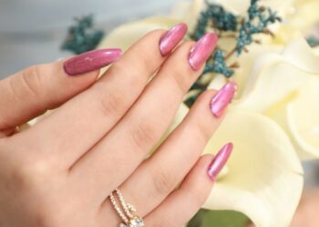 Socialiniai tinklai pamišę dėl „chrome“ efekto: nauja manikiūro era