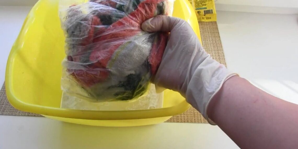 Nebegalvokite, kodėl virtuviniai rankšluosčiai smirda: paprastas 2 min. triukas su muilu ir maišeliu