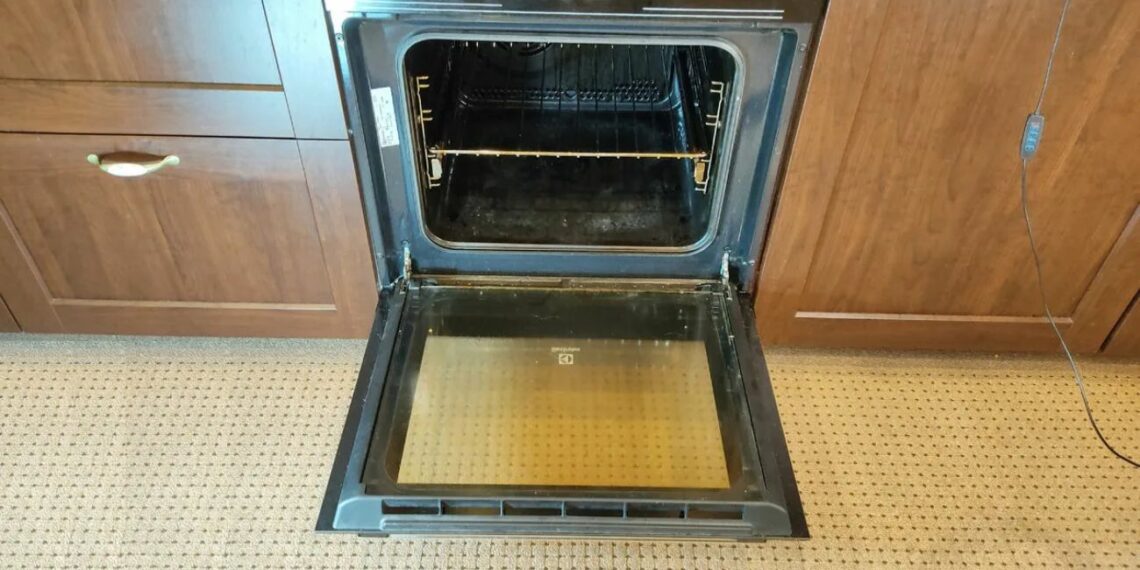 Palikite orkaitę su šia priemone per naktį – ryte riebalai nusivalys beveik patys