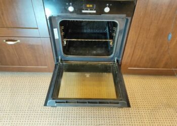 Palikite orkaitę su šia priemone per naktį – ryte riebalai nusivalys beveik patys