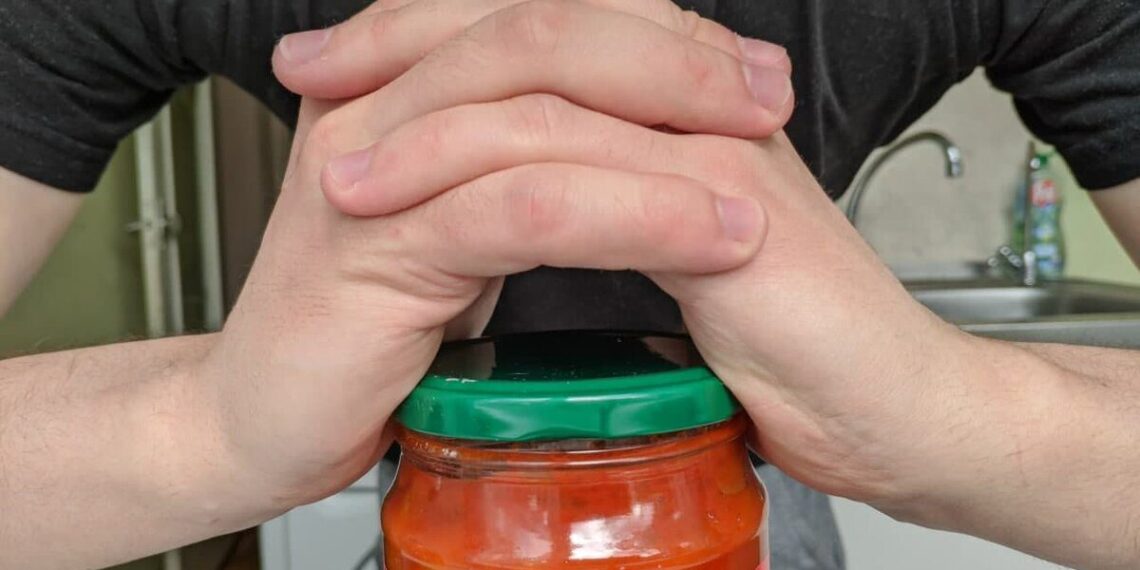 Negalėjo atidaryti stiklainio – kol vyras neparodė TRIUKO: po 2 sek. dangtelis pats „pasidavė“