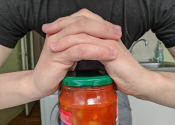 Negalėjo atidaryti stiklainio – kol vyras neparodė TRIUKO: po 2 sek. dangtelis pats „pasidavė“