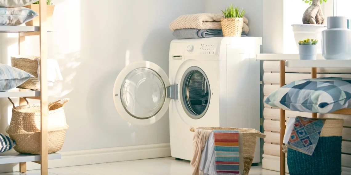 Neįtikėtinai praktiškos idėjos skalbyklai ar skalbimo kampeliui: architektai atskleidžia savo triukus