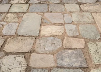 Neskubėkite išmesti senų lauko trinkelių: šis triukas atgaivins kiemą ir takelius, sutaupys šimtus eurų