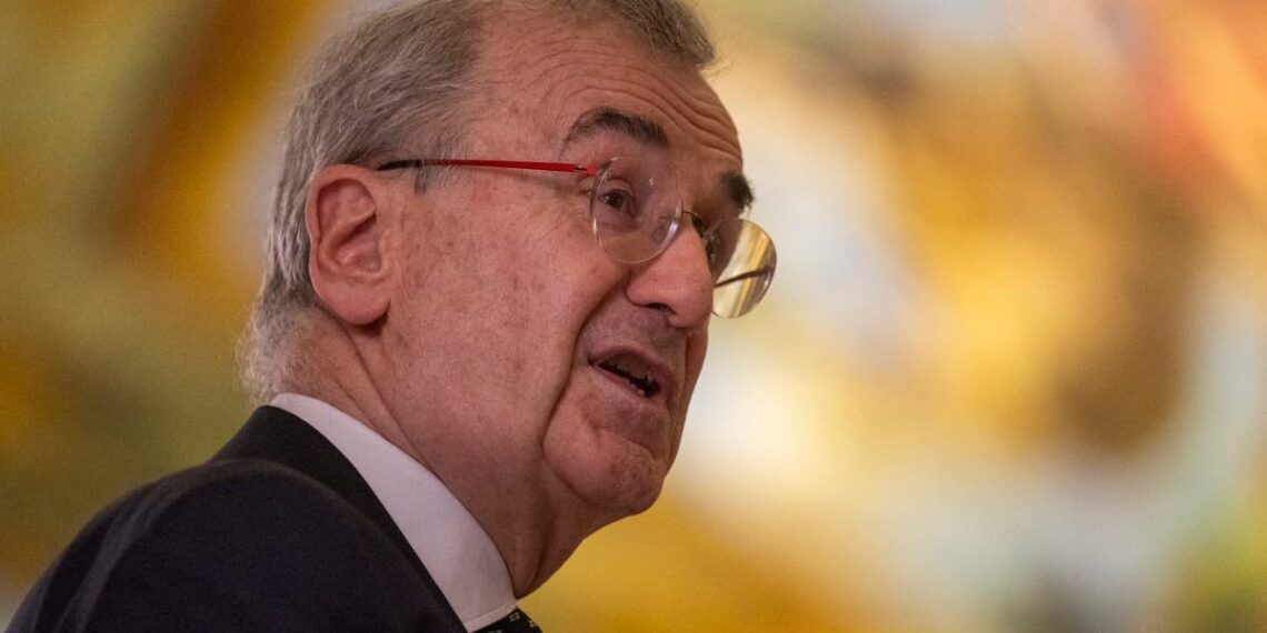 Netikėtas Prancūzijos centrinio banko vadovo pasitraukimas: opozicija kelia klausimų Macronui