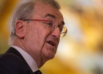 Netikėtas Prancūzijos centrinio banko vadovo pasitraukimas: opozicija kelia klausimų Macronui