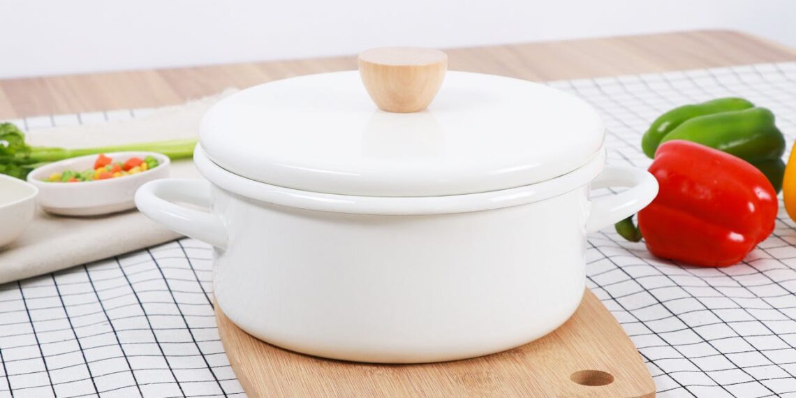 Netikėtas triukas virtuvėje: į ploviklį įpyliau 1 šaukštą šio skysčio – riebalai dingo akimirksniu, o buteliuko užtenka dvigubai ilgiau