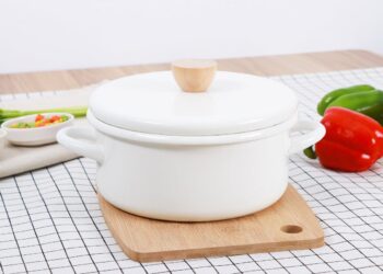 Netikėtas triukas virtuvėje: į ploviklį įpyliau 1 šaukštą šio skysčio – riebalai dingo akimirksniu, o buteliuko užtenka dvigubai ilgiau