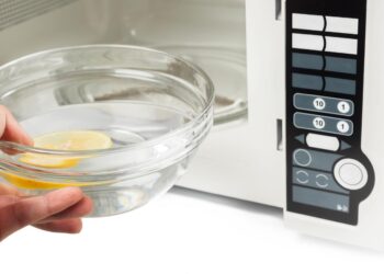 Garų valymo magija: vienas nenuginčijamas būdas pašalinti riebalus ir nešvarumus iš mikrobangų be chemijos