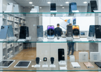 Nuo 2026-ųjų gali tuštėti elektronikos lentynos: dirbtinis intelektas didina mikroschemų paklausą, telefonai brangs