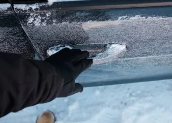 Nuotolinis variklio užvedimas žiemą: ar taip slapta gadinate savo automobilį?