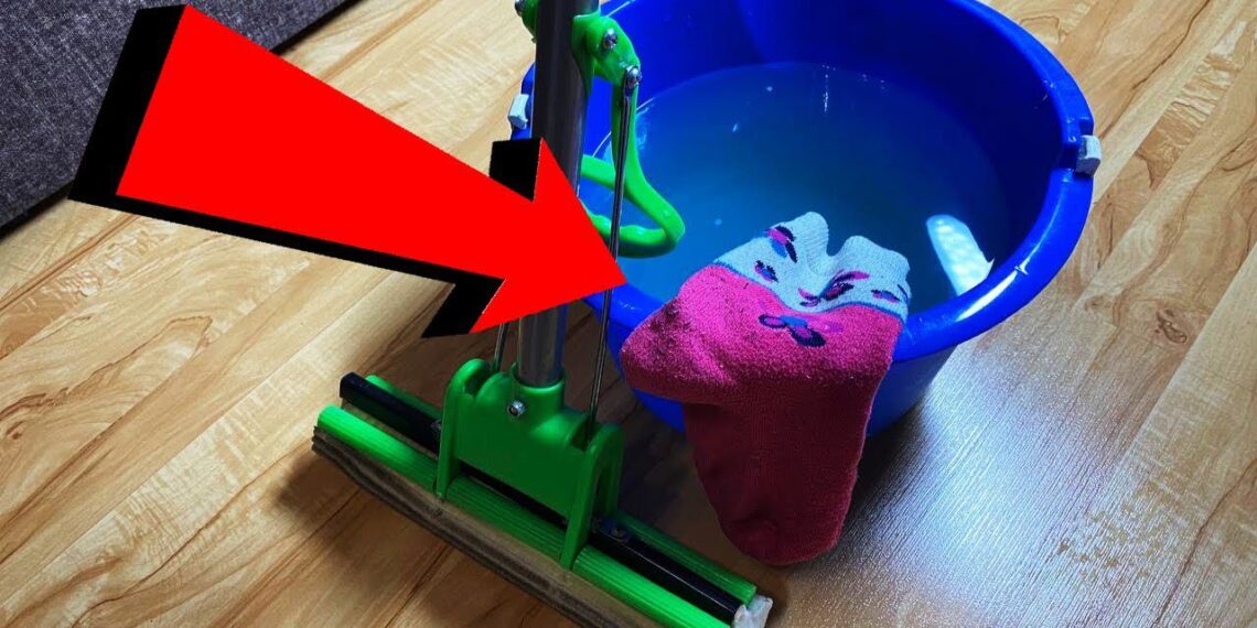 Pamirškite brangias šluostes: sena kojinė gali atgaivinti laminatą