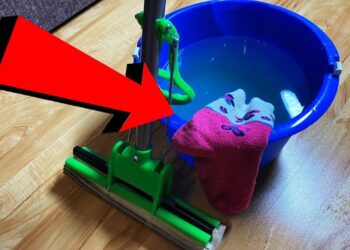 Pamirškite brangias šluostes: sena kojinė gali atgaivinti laminatą