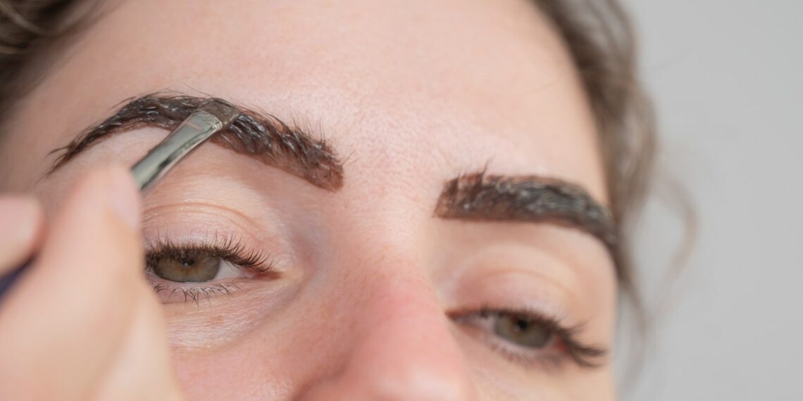 Nuo „markerio efekto“ iki tobulo rezultato – kaip teisingai dažyti antakius