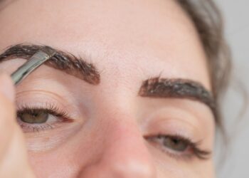 Nuo „markerio efekto“ iki tobulo rezultato – kaip teisingai dažyti antakius