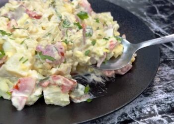 Išbandžiau prancūziškas bulvių salotas su netikėtu padažu – šis receptas tapo švenčių favoritu