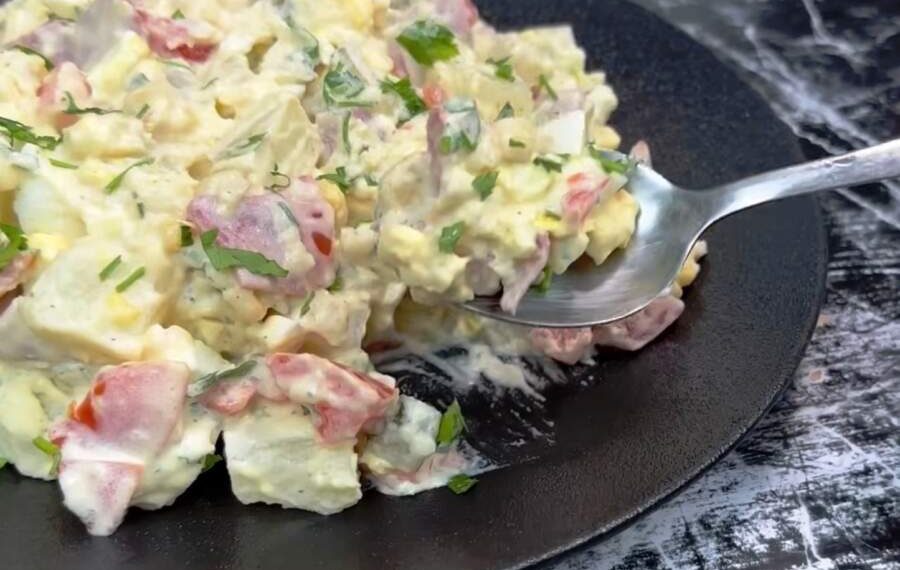 Išbandžiau prancūziškas bulvių salotas su netikėtu padažu – šis receptas tapo švenčių favoritu