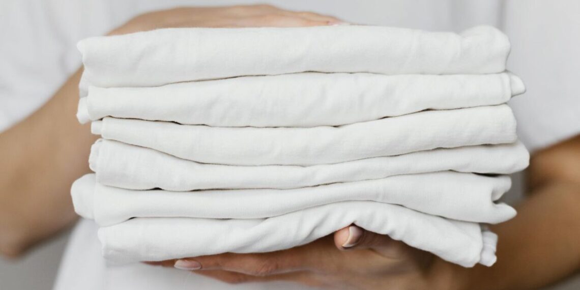 Pamirškite brangius baliklius: 3 produktai, kurie atgaivina baltus drabužius