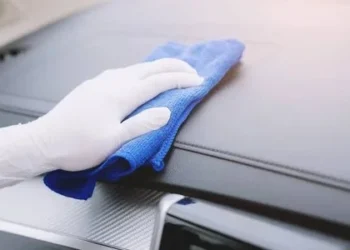 Automobilių ekspertai įspėja: ši klaida skalbiant mikropluošto šluostes gali sugadinti stiklą