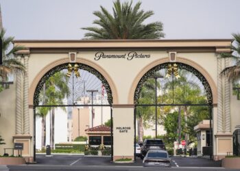 Paramount sudrebino Holivudą: įsigijo „Warner Bros. Discovery“ ir nutraukė partnerystę su „Netflix“