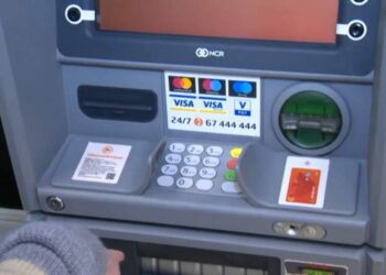 Vienas paspaudimas bankomate – ir pinigai dingo: specialistai perspėja apie naują aferą