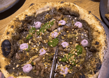 Pica be pomidorų: atkurtas senovės Romos receptas su špinatų sultiniu