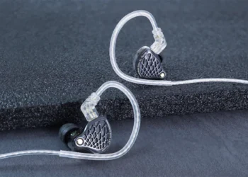 Pigiau nei vakarienė mieste: „THUNDER“ ausinės stebina kaina ir garsu