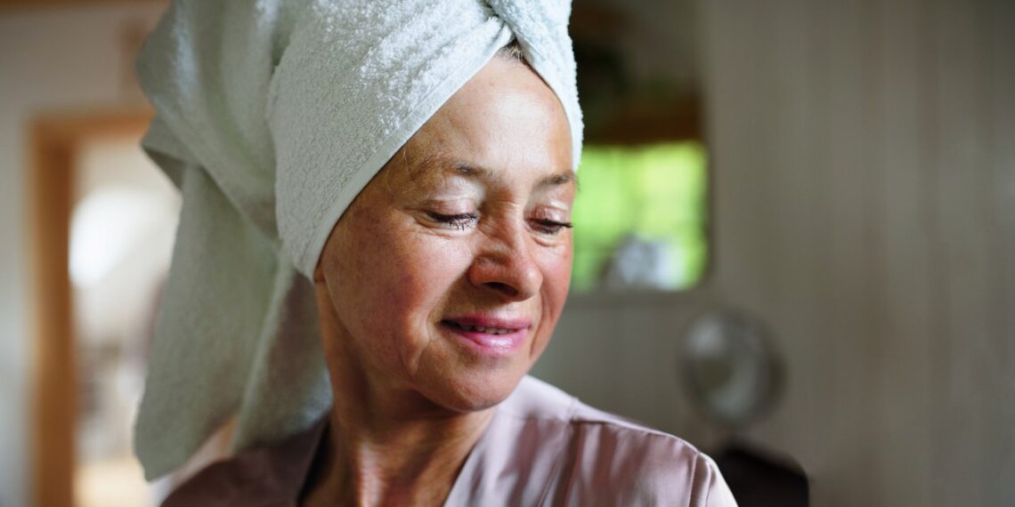 Plaukai žiemą pučiasi ne tik dėl šalčio: dažna klaida duše gali būti priežastis