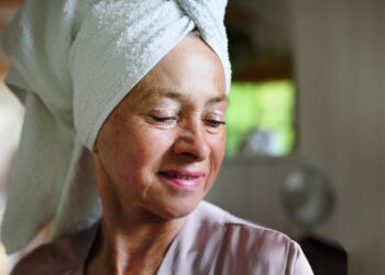 Plaukai žiemą pučiasi ne tik dėl šalčio: dažna klaida duše gali būti priežastis