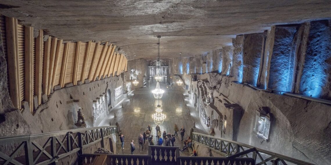 Po Lenkija slypi paslaptingas požeminis miestas iš druskos: pamatyk, kas ten slepiama
