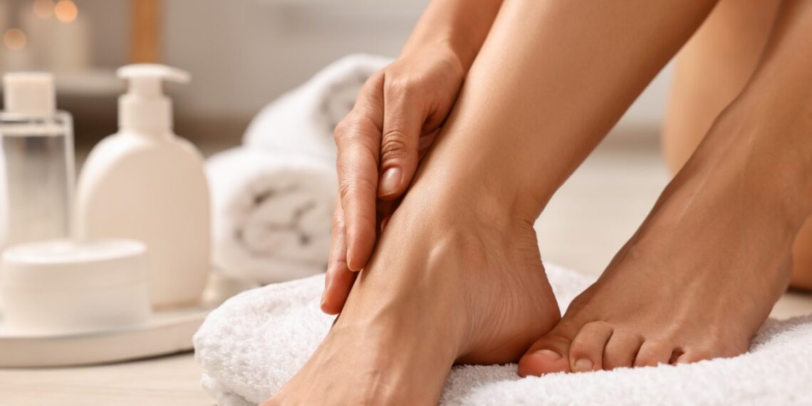 Po žiemos kulnai šiurkštūs? Šis 3 žingsnių ritualas namuose gali juos atgaivinti