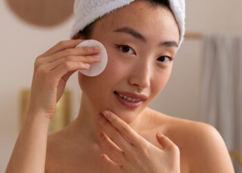 Kodėl oda atrodo pavargusi ir pilka? Atsakymas slypi kasdienėje rutinoje