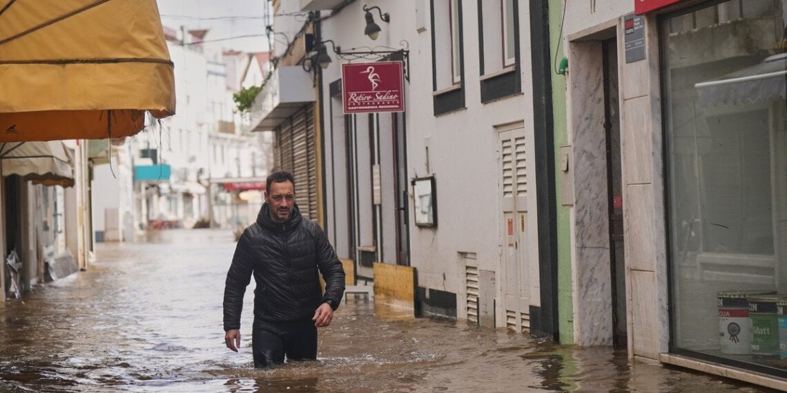 Chaosas Portugalijoje: po liūčių – pratrūkusi užtvanka ir masinės evakuacijos