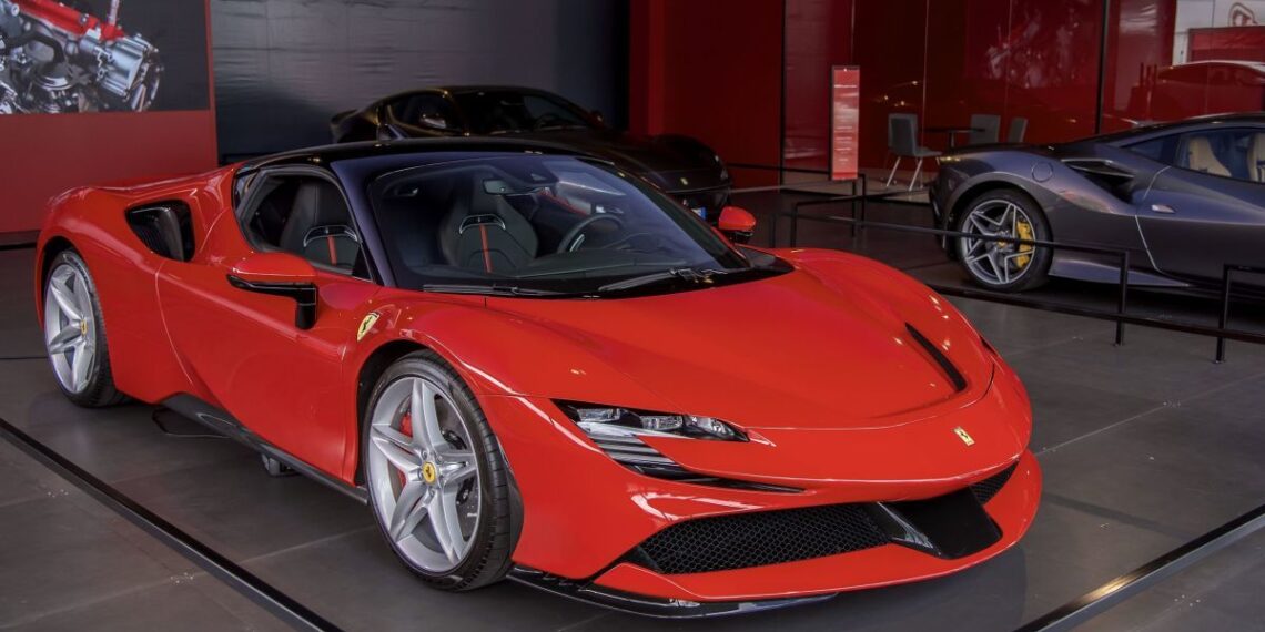 „Benamis“ su 200 tūkst. eurų vertės „Ferrari“: Prancūzijoje – milijoninis pašalpų skandalas