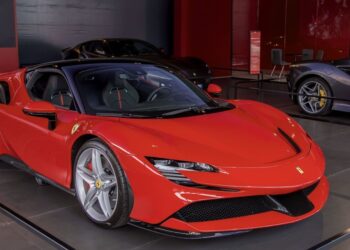 „Benamis“ su 200 tūkst. eurų vertės „Ferrari“: Prancūzijoje – milijoninis pašalpų skandalas